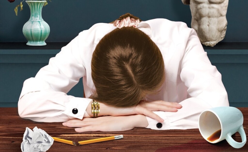 Book cover of Susan Kinsolving's 'The Head's Tale' with a woman in white with her head down on her desk.
